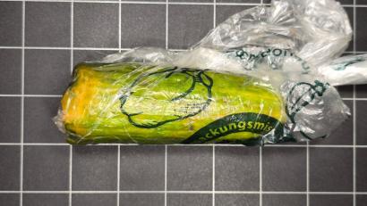 Bild: Polizei Sulzbach-Rosenberg/dpa
Statt einer Goldmünze hat eine Frau aus Bayern diese alte Gurke geliefert bekommen. Sie hatte die Münze auf einem Kleinanzeigen-Portal entdeckt und Kontakt mit dem Verkäufer aufgenommen.