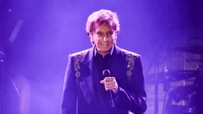 Bild: Richard Shotwell/Invision/AP/dpa
Der Fund ist laut Barry Manilow pures Glück gewesen. (Archivbild)