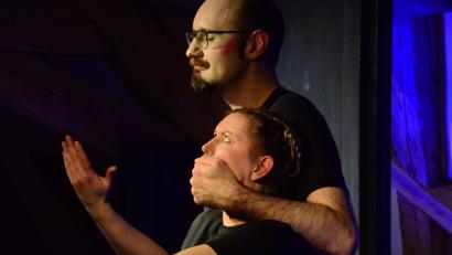 Bild: Kunz
Hör mir zu und halt den Mund, wenn ich was sage! Friedrich (Max Hegner) erklärt Johannes (Katharina Mühln) die Hamlet-Charaktere.