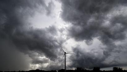 Symbolbild: Julian Stratenschulte, dpa
Gewitterwolken nicht nur über dem Windrad, sondern auch über der Windkraft in Parkstein.