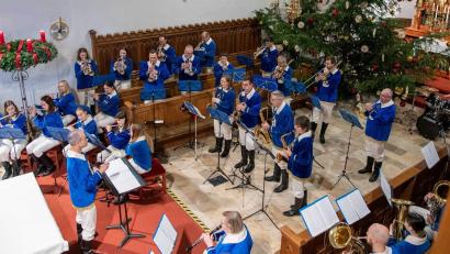 Bild: Michael Knietsch
Zu einem mit Ovationen gefeierten musikalischen Erlebnis geriet das Weihnachtskonzert des Musikzugs. Das Orchester glänzte unter Leitung von Marcus Hoffman (am Dirigentenpult) beziehungsweise Andrea Fleischmann (sitzend vorne links) in seiner „Lichterstunde“ mit beeindruckenden Darbietungen von traditionellen wie modernen Weihnachtsklängen