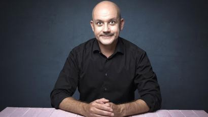 Bild: Oli Haas
Für den vielfach ausgezeichnete Kabarettisten Frank Fischer steht die Welt Kopf. Satirisch seziert er unser "Gagaland".