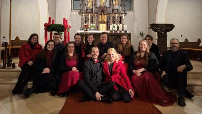 Bild: Thomas Falk
Ende November füllten Voices die Heimatpfarrkirche ihrer Chorleiterin Manuela Falk (ganz vorne rechts) in Rothenstadt. Gleiches soll nun in Windischeschenbach in St. Emmeram, der Heimatgemeinde von Moderator Andreas Wolf (hinter Falk) gelingen.