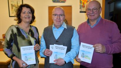 Bild: ubb
Die drei Macher des neuen Sagenbuches: Illustratorin Nicole Schuller, Herausgeber Herbert Hackbarth und Verleger Eckhard Bodner (von links).