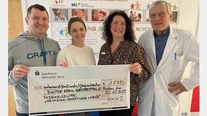 Bild: Friedrich Peterhans, KNO
Thomas Fritsche (links) von der Facebook-Gruppe „Heimkino, Beratung & mehr“ übergab 1575 Euro an Marina Luttels vom Bunten Kreis Nordoberpfalz (Zweite von rechts). Darüber freuen sich auch Chefarzt Dr. Fritz Schneble (rechts) und Thomas Fritsches Freundin Andrea Koch.