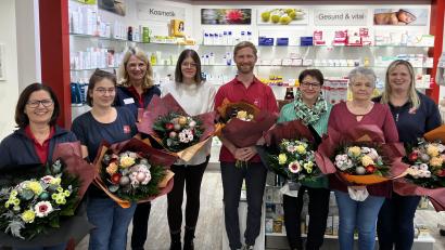 Bild: Burg-Apotheke Vohenstrauß
Für ihre langjährige Betriebszugehörigkeit werden sieben Mitarbeiter der Burg Apotheke in Vohenstrauß geehrt.
