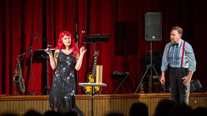 Bild: Hendrik Rosenboem 
"Mrs. Ginger DeVine" und der "Wunderbare Herr Mai" begeisterten bei der Show "Vergiss Vegas" das Publikum.