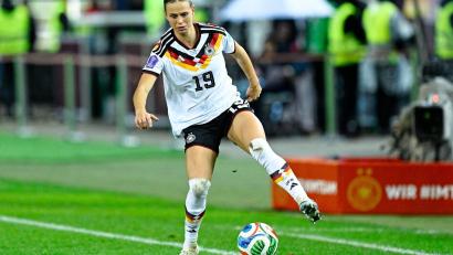 Bild: Uwe Anspach/dpa
Am Ball die vielleicht beste deutsche Spielerin: Klara Bühl. (Archivbild)