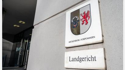 Bild: Stefan Sauer/dpa
Am Dienstag fiel das Urteil im Totschlagprozess gegen einen 75-Jährigen aus Waren an der Müritz. Er hat seine Ehefrau mit einem Messer getötet. (Archivbild)