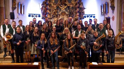 Bild: Robert Zach
Die Blaskapelle Teunz begeisterte zusammen mit der Bläserklasse beim Weihnachtskonzert unter der Leitung von Stefan Karl (Dritter von rechts).