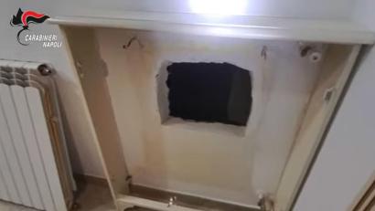 Bild: --/Carabineri Napoli/dpa
Hinter diesem Loch in der Mauer hatte der gesuchte Boss eines Camorra-Clans sein Versteck. (Handout)