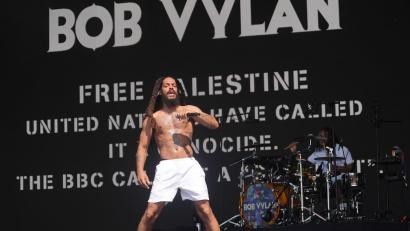 Bild: Yui Mok/PA Wire/dpa
Das britische Punk-Rap-Duo Bob Vylan muss in Sachen Glastonbury keine rechtlichen Konsequenzen fürchten. (Archivbild)