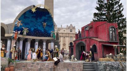 Bild: Sabine Dobel/dpa
Die Krippe am Petersplatz lockt derzeit zahlreiche Besucher an.