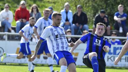 Bild: Hubert Ziegler
Spielertrainer Sebastian Bauer (links) wird den SV Freudenberg im Winter Richtung Dürnsricht verlassen. Ob er dort spielen darf, ist noch offen.