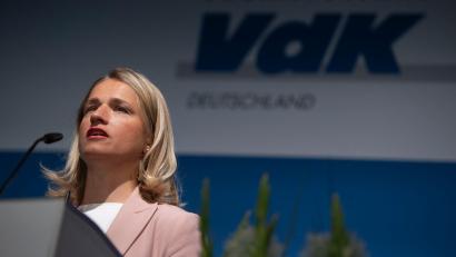 Bild: Christophe Gateau/dpa
Verbandspräsidentin Verena Bentele: Einsamkeit zu Weihnachten ist schmerzlich. (Archivbild)