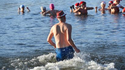 Bild: Paul Zinken/dpa
Nicht nur an Weihnachten und Neujahr baden die Berliner Seehunde bei eiskalten Temperaturen im Berliner Orankesee.