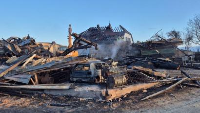 Bild: Stefan Wintermeier/zema-medien.de/dpa
Mehrere Hofgebäude standen in Flammen, der Schaden ist immens.