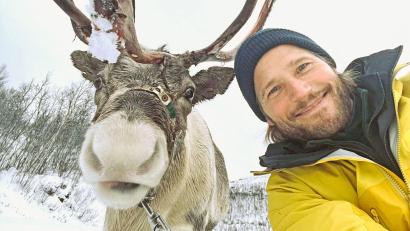 Bild: David Enge/ZDF/dpa
Schauspieler Sebastian Ströbel nimmt sein Publikum in der ZDF-Dokumentation „Meine Arktis“ mit ans eisige Ende der Welt. (Handout)