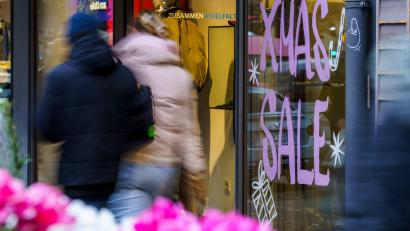 Bild: Andreas Arnold/dpa
Viele Kunden schauten im Weihnachtsgeschäft stark auf Preise und Rabatte.