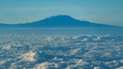 Bild: Xie Jianfei/XinHua/dpa
Der Gipfel des Kilimandscharo ragt aus der Wolkendecke hervor. (Archivbild)