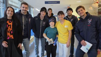 Bild: Kathi Ribnitzky/exb
Initiatorin Katharina Ribnitzky (links) und einige Spieler der Blue Devils Weiden überraschten in der Weidener Kinderklinik unter anderem den jungen Patienten und Devils-Fan Aaron.