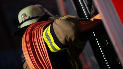 Symbolbild: Marijan Murat/dpa
Für den 85 Jahre alten Bewohner kam jede Hilfe zu spät. Er verstarb trotz der Rettungsaktion noch am Brandort.