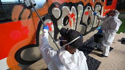 Bild: Arne Dedert/dpa
Schmierereien verursachen Millionen-Schäden bei der Bahn. (Archivbild)