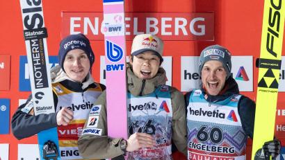 Bild: Urs Flueeler/KEYSTONE/dpa
Drei Kandidaten für den Tourneesieg: Domen Prevc, Ryoyu Kobayashi und Felix Hoffmann (l-r). (Archivbild)