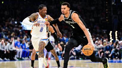 Bild: Gerald Leong/AP/dpa
Die Thunder fanden gegen Spurs-Star Victor Wembanyama (r) selten ein defensives Mittel.