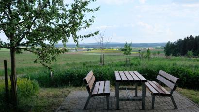 Bild: do
Die Oberbibracher Flur soll nicht mit PV-Modulen zugepflastert werden. In diesem Sinne ist die Entscheidung des Gemeinderates zu verstehen, die Bauleitplanung für den "Solarpark Oberbibrach" mit urprünglich 27 Hektar Planungsfläche auf maximal 12 Hektar zu begrenzen.