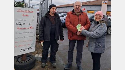 Bild: Herbert Putzer
Bernhard Holfelder (links) und Christine Trautner überreichten an Herbert Putzer 1400 Euro für die Kinderkrebshilfe Oberpfalz Nord.