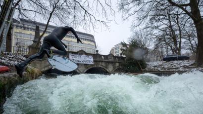Bild: Peter Kneffel/dpa
Ein Weihnachtswunder? Auf dem Eisbach wird wieder gesurft.