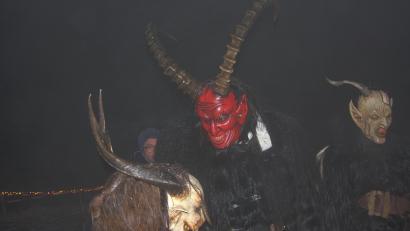 Archivbild: wro
Für die Raunacht am Waldhaus haben sich erneut die Gröllldeifl aus Konnersreuth, diesmal mit einer Jubiläumsshow, angesagt.