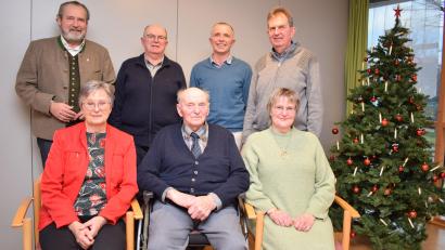 Bild: bnr
Im Kreise seiner drei Söhne und zwei Töchter und deren Familien feierte Josef Irlbacher aus Grubhof seinen 95. Geburtstag. Die Glückwünsche der Stadt Nabburg überbrachte Bürgermeister Frank Zeitler (stehend von links).