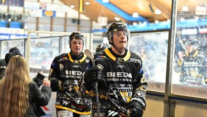 Bild: Hubert Ziegler
Auch das noch: Kilian Mühlpointner (rechts) fehlt dem ERSC Amberg bis auf Weiteres verletzungsbedingt.