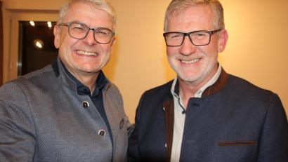 Bild: kro
Landtagsabgeordneter Martin Scharf gratulierte Johann Wurm (rechts) zur einstimmigen Wahl als Bürgermeisterkandidat der Freien Wähler.