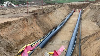 Archivbild: Gabi Schönberger
Hier arbeitet die Baufirma: Bei Auerberg werden Gleichstromleitungen im Graben verlegt. Ob Tennet der Baufirma wirklich kündigt, ist noch offen.