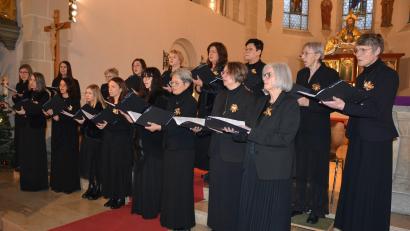 Bild: jr
Das 18-köpfige Ensemble Kreuzer beim Weihnachtskonzert in der Mitterteicher Stadtpfarrkirche St. Jakob. Einmal mehr war der Auftritt ein eindrucksvolles musikalisches Erlebnis und die richtige Einstimmung auf das bevorstehende Weihnachtsfest.