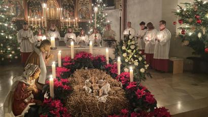 Bild: aub
In der Dunkelheit erhellten Kerzen als Zeichen der Hoffnung den Altarraum und die Krippe in der Nabburger Stadtpfarrkirche St. Johannes zur nächtlichen Christmette.