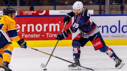 Bild: Werner Moller
Er wurde sehnlichst zurückerwartet und gefiel bei seinem Comeback gleich mit einem Treffer: Tyler Ward (rechts) geht nach Verletzungspause wieder auf Torejagd für die Blue Devils Weiden.