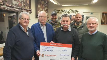 Bild: Johanna Hofacker
Die Freude über die Spendensumme von 21.740,06 Euro ist groß (vorne, von links): Rainer Gebert, Herbert Putzer, Günther Schönberger, Wolfgang Leupold, 
(hinten, von links) Bernhard Balk und Alexander Gallitzendörfer