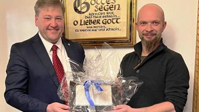 Bild: jp
Der ehemalige Kastler CSU-Marktrat Christian Fromm (rechts) wurde von Bürgermeister Stefan Braun aus dem Gremium verabschiedet.