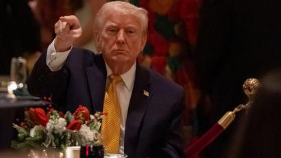 Bild: Alex Brandon/AP/dpa
Trump lenkt den Blick im Epstein-Fall erneut auf die Demokraten.