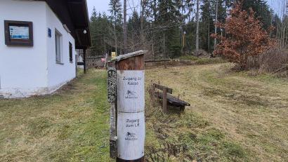 Bild: Lowak
Von Schnee noch keine Spur: Ende Dezember 2025 ist an der Talstation des Skilifts Wurmstein in Flossenbürg noch viel Grün zu sehen.