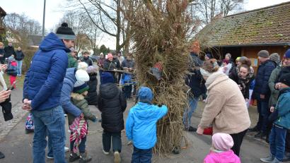 Bild: jr
Sehen schon furchteinflösend aus, die Spechte in Pleußen, ausgestattet mit Schilf und Stroh. Für die kleinen Besucher freilich hatten sie etwas Süßes mitgebracht.