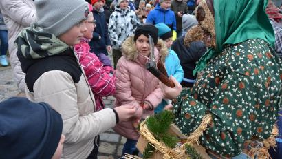 Bild: jr
Großes Spektakel zur Mittagszeit an Heiligabend in Konnersreuth. Kinder tauschte ihre mitgebrachten Brotreste gegen Süßes aus dem Körbchen der Spechte ein.