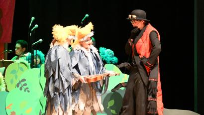 Bild: kki
O Schreck, eine Saite der Ukuleke war gerissen, Der Tausendfüßler weiß Rat.