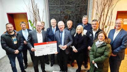 Bild: Jochen Neumann
Die Vereinsvertreter mit Sparkassen-Vorstandsmitglied Johann Zach (Dritter von links) und Bürgermeister Johannes Reger (Sechster von links) bei der Spendenübergabe.
