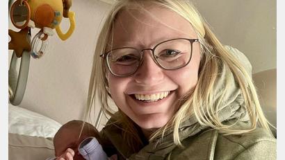 Bild: upl
Noch ist sie Hebammen-Studentin: Julia Meiller (34) aus Aschach mit einem Neugeborenen.