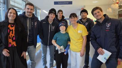 Bild: Kathi Ribnitzky/exb
Initiatorin Katharina Ribnitzky (links) und einige Spieler der Blue Devils Weiden überraschten in der Weidener Kinderklinik unter anderem den jungen Patienten und Devils-Fan Aaron.